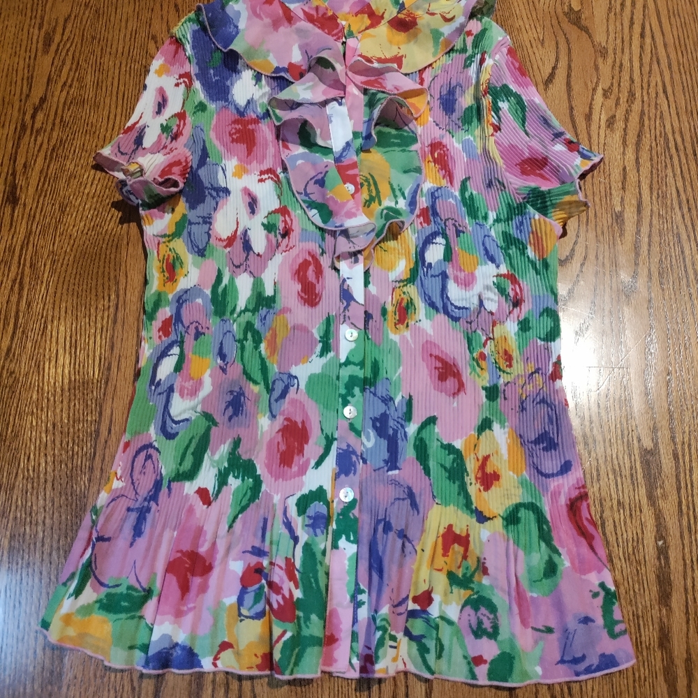 Flora V-neck Nicola blouse!